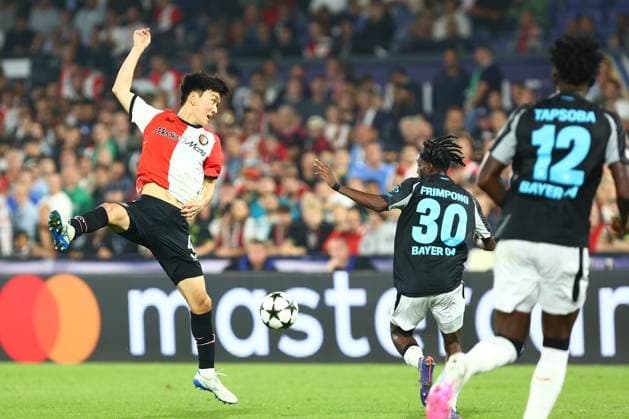 Ayase Ueda 9 (Feyenoord Rotterdam) Jeremie Frimpong 30 (Bayer 04 Leverkusen) Feyenoord Rotterdam vs. Bayer 04 Leverkusen, UEFA Champions League, Fussball, 1. Spieltag, Saison 2024 2025, 19.09.2024 Foto: kolbert-press Ant Palmer Stadion Rotterdam De Kuip Niederlande