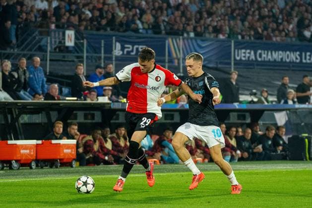 Santiago Gimenez (Feyenoord Rotterdam, 29) im Duell mit Florian Wirtz (Bayer Leverkusen, 10) Feyenoord Rotterdam vs. Bayer Leverkusen, Fussball, Champions League, 1. Spieltag, Saison 2024 2025, 19.09.2024 Feyenoord Rotterdam vs. Bayer Leverkusen, Fussball, Champions League, 1. Spieltag, Saison 2024 2025, 19.09.2024 Rotterdam Copyright: xEibner-Pressefoto JustinxDerondex EP_JDU