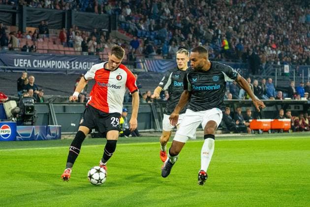 Santiago Gimenez (Feyenoord Rotterdam, 29) im Duell mit Jonathan Tah (Bayer Leverkusen, 04) Feyenoord Rotterdam vs. Bayer Leverkusen, Fussball, Champions League, 1. Spieltag, Saison 2024 2025, 19.09.2024 Feyenoord Rotterdam vs. Bayer Leverkusen, Fussball, Champions League, 1. Spieltag, Saison 2024 2025, 19.09.2024 Rotterdam Copyright: xEibner-Pressefoto JustinxDerondex EP_JDU