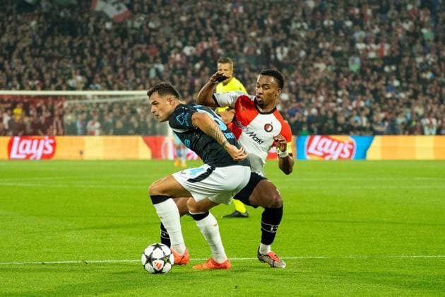 Granit Xhaka (Bayer Leverkusen, 34) im Duell mit Quinten Timber (Feyenoord Rotterdam, 08) Feyenoord Rotterdam vs. Bayer Leverkusen, Fussball, Champions League, 1. Spieltag, Saison 2024 2025, 19.09.2024 Feyenoord Rotterdam vs. Bayer Leverkusen, Fussball, Champions League, 1. Spieltag, Saison 2024 2025, 19.09.2024 Rotterdam Copyright: xEibner-Pressefoto JustinxDerondex EP_JDU