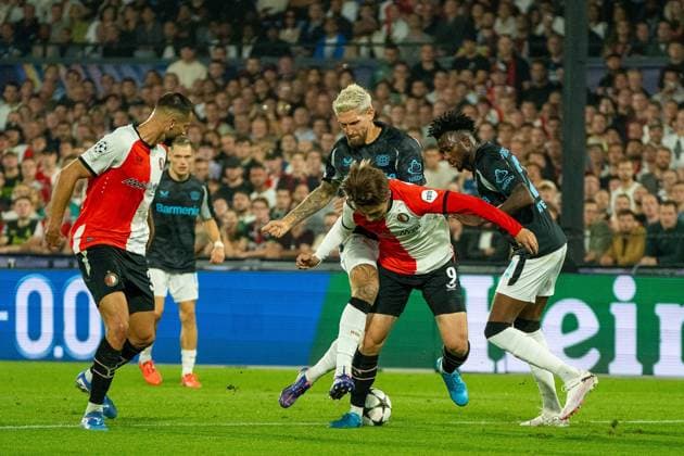 Zweikampf zwischen Ayase Ueda (Feyenoord Rotterdam, 09) und Robert Andrich (Bayer Leverkusen, 08) Feyenoord Rotterdam vs. Bayer Leverkusen, Fussball, Champions League, 1. Spieltag, Saison 2024 2025, 19.09.2024 Feyenoord Rotterdam vs. Bayer Leverkusen, Fussball, Champions League, 1. Spieltag, Saison 2024 2025, 19.09.2024 Rotterdam Copyright: xEibner-Pressefoto JustinxDerondex EP_JDU