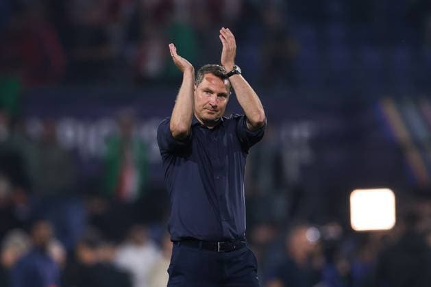 19.09.2024, Fussball, Saison 2024 2025, UEFA Champions League, 1. Spieltag, Feyenoord Rotterdam - Bayer 04 Leverkusen, Trainer Brian Priske (Feyenoord Rotterdam) bedankt sich bei den Fans, Rotterdam De Kuip Stadion Feijenoord Niederlande xRHR-FOTO DEx Copyright: DennisxEwert RHR-FOTOx RHR-FOTO DE