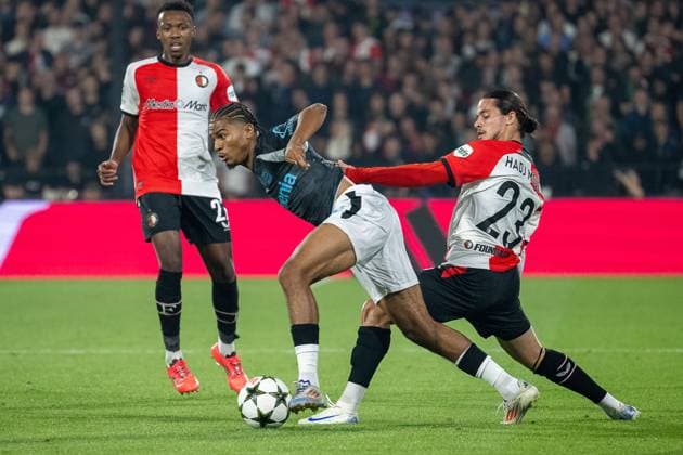 19.09.2024, Fussball: UEFA Champions League, Saison 2024 2025, Spieltag 1, Feyenoord Rotterdam - Bayer 04 Leverkusen im Stadio De Kuip in Rotterdam. Zweikampf zwischen Amine Adli (Bayer 04 Leverkusen, 21) und Anis Hadj Moussa (Feyenoord Rotterdam, 23) Foto: Kirchner-Media TH Copyright: xKirchner-Media THx