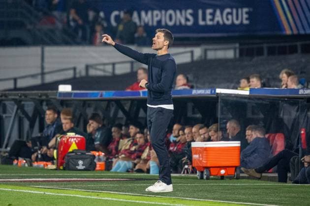 19.09.2024, Fussball: UEFA Champions League, Saison 2024 2025, Spieltag 1, Feyenoord Rotterdam - Bayer 04 Leverkusen im Stadio De Kuip in Rotterdam. Xabi Alonso (Bayer 04 Leverkusen, Trainer) an der Seitenlinie. Foto: Kirchner-Media TH Copyright: xKirchner-Media THx
