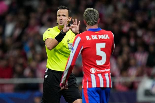 Rodrigo De Paul of Atletico de Madrid and referee Ivan Kruzliakt Atletico de Madrid v RB Leipzig, UEFA Champios League match, date 1. Football, Civitas Metropolitano Stadium, Madrid, Spain - 19 Sep 2024 Editorial use only  Copyright: xPressinphoto Shutterstockx 14729545i