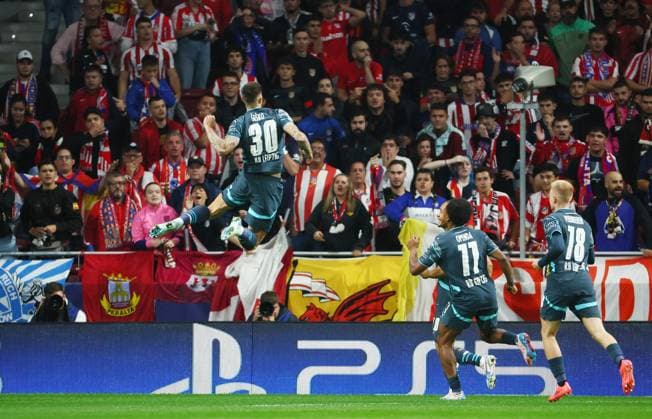 Atletico Madrid - RB Leipzig Champions League Madrid, 19.09.2024, Estadio Wanda Metropolitano, Fussball, UEFA Champions League, 1. Spieltag , Atletico Madrid vs. RB Leipzig , Tor für Leipzig zum 0:1. Im Bild v.l.: Torschütze Benjamin Sesko (30, RB Leipzig), Lois Openda (11, RB Leipzig) und Arthur Vermeeren (18, RB Leipzig), Torjubel , Only editorial use! Foto nur zur redaktionellen Nutzung bestimmt! , UEFA regulations prohibit any use of photographs as image sequences and or quasi-video ,