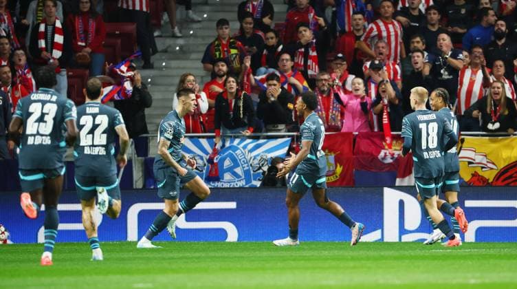 Atletico Madrid - RB Leipzig Champions League Madrid, 19.09.2024, Estadio Wanda Metropolitano, Fussball, UEFA Champions League, 1. Spieltag , Atletico Madrid vs. RB Leipzig , Tor für Leipzig zu 0:1. Im Bild i.- v.l.: Torschütze Benjamin Sesko (30, RB Leipzig) und Lois Openda (11, RB Leipzig), Torjubel , Only editorial use! Foto nur zur redaktionellen Nutzung bestimmt! , UEFA regulations prohibit any use of photographs as image sequences and or quasi-video ,