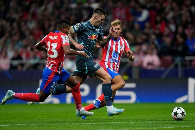 Benjamin Sesko of RB Leipzig and Reinildo Mandava and Marcos Llorente of Atletico de Madrid Atletico de Madrid v RB Leipzig, UEFA Champios League match, date 1. Football, Civitas Metropolitano Stadium, Madrid, Spain - 19 Sep 2024 Editorial use only  Copyright: xPressinphoto Shutterstockx 14729545d