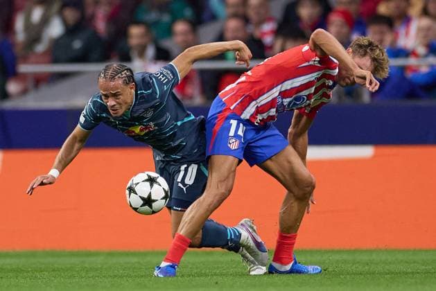 Marcos Llorente of Atletico de Madrid battles for the ball with Xavi Simons of RB Leipzig during the LaLiga EA Sports match between Atletico de Madrid and Valencia CF at Cívitas Metropolitano on September 14, 2024 in Madrid, Spain. (Photo by: LGM Panoramic) FOOTBALL : Atletico de Madrid vs Valencia CF - LaLiga EA Sports - 14 09 2024 LGM Panoramic 