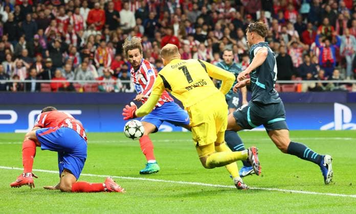Atletico Madrid - RB Leipzig Champions League Madrid, 19.09.2024, Estadio Wanda Metropolitano, Fussball, UEFA Champions League, 1. Spieltag , Atletico Madrid vs. RB Leipzig , Tor für Madrid zum 1:1 Ausgleich. Im Bild: Torschütze Antoine Griezmann ( 7, Atletico) trifft gegen Torwart Peter Gulacsi (1, RB Leipzig) , Only editorial use! Foto nur zur redaktionellen Nutzung bestimmt! , UEFA regulations prohibit any use of photographs as image sequences and or quasi-video ,