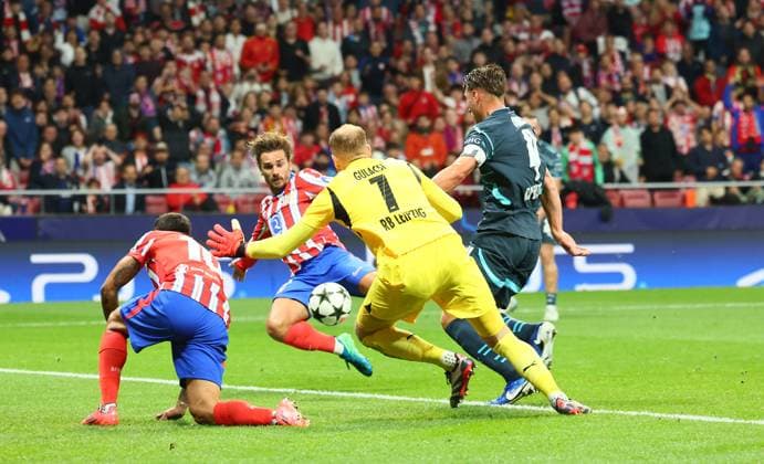 Sport Bilder des Tages Atletico Madrid - RB Leipzig Champions League Madrid, 19.09.2024, Estadio Wanda Metropolitano, Fussball, UEFA Champions League, 1. Spieltag , Atletico Madrid vs. RB Leipzig , Tor für Madrid zum 1:1 Ausgleich. Im Bild: Torschütze Antoine Griezmann ( 7, Atletico) trifft gegen Torwart Peter Gulacsi (1, RB Leipzig) , Only editorial use! Foto nur zur redaktionellen Nutzung bestimmt! , UEFA regulations prohibit any use of photographs as image sequences and or quasi-video ,