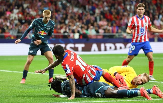 Madrid, 19.09.2024, Estadio Wanda Metropolitano, Fussball, UEFA Champions League, 1. Spieltag , Atletico Madrid vs. RB Leipzig , Im Bild: Kollision zwischen Angel Correa ( 10, oben, Atletico), Castello Lukeba (23, RB Leipzig) und Torwart Peter Gulacsi (1, RB Leipzig) , Only editorial use! Foto nur zur redaktionellen Nutzung bestimmt! , UEFA regulations prohibit any use of photographs as image sequences and or quasi-video ,