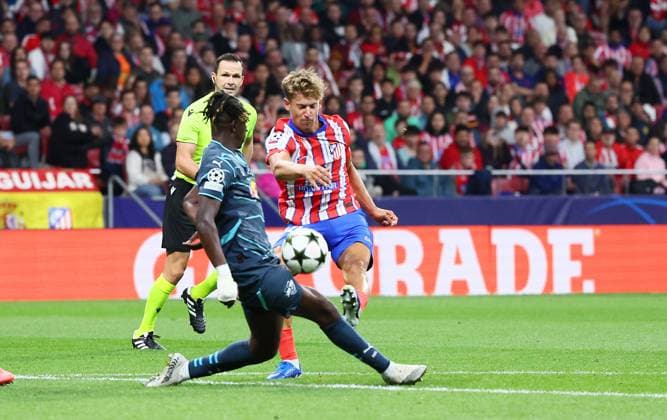 Madrid, 19.09.2024, Estadio Wanda Metropolitano, Fussball, UEFA Champions League, 1. Spieltag , Atletico Madrid vs. RB Leipzig , Im Bild von links: Amadou Haidara (8, RB Leipzig) und Marcos Llorente ( 14, Atletico) , Only editorial use! Foto nur zur redaktionellen Nutzung bestimmt! , UEFA regulations prohibit any use of photographs as image sequences and or quasi-video ,
