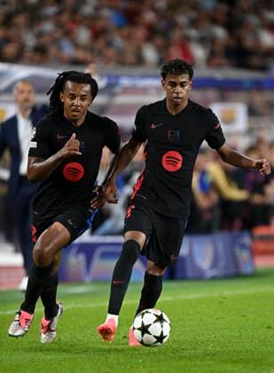 AS Monaco v FC Barcelona, Barca - UEFA Champions League 2024 25 League Phase MD1 Lamine Yamal and Jules Kounde of FC Barcelona on the ball during the UEFA Champions League 2024 25 League Phase MD1 match between AS Monaco and FC Barcelona at Stade Louis II on September 19, 2024 in Monaco, Monaco. Monaco Stade Louis II Monaco Monaco Copyright: xNealxSimpson Sportsphoto APLx 14048251