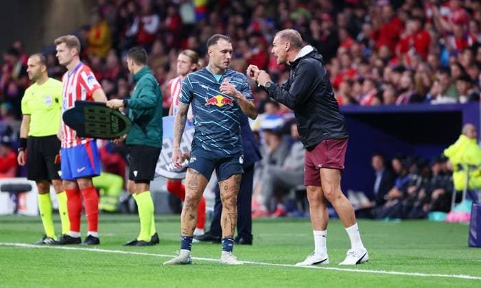 Madrid, 19.09.2024, Estadio Wanda Metropolitano, Fussball, UEFA Champions League, 1. Spieltag , Atletico Madrid vs. RB Leipzig , Im Bild von links: David Raum (22, RB Leipzig) und Co-Trainer Alexander Zickler (RB Leipzig). Im Hintergrund steht Alexander S¿rloth Soerloth ( 9, Atletico) zur Einwechslung bereit , Only editorial use! Foto nur zur redaktionellen Nutzung bestimmt! , UEFA regulations prohibit any use of photographs as image sequences and or quasi-video ,