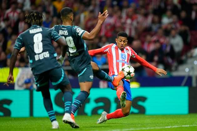 Atletico de Madrid v RB Leipzig - UEFA Champions League 2024 25 League Phase MD1 Samuel Lino left winger of Atletico de Madrid and Brazil and Benjamin Henrichs right-back of RB Leipzig and Germany compete for the ball during the UEFA Champions League 2024 25 League Phase MD1 match between Atletico de Madrid and RB Leipzig at Estadio Civitas Metropolitano on September 19, 2024 in Madrid, Spain. Madrid Spain  Copyright: xJosexBretonx originalFilename:bretonhernandez-atletico240919_npgd7.jpg
