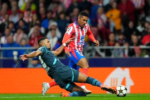 Atletico de Madrid v RB Leipzig - UEFA Champions League 2024 25 League Phase MD1 Samuel Lino left winger of Atletico de Madrid and Brazil and Benjamin Henrichs right-back of RB Leipzig and Germany compete for the ball during the UEFA Champions League 2024 25 League Phase MD1 match between Atletico de Madrid and RB Leipzig at Estadio Civitas Metropolitano on September 19, 2024 in Madrid, Spain. Madrid Spain  Copyright: xJosexBretonx originalFilename:bretonhernandez-atletico240919_npDvJ.jpg