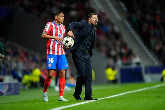 Atletico de Madrid v RB Leipzig - UEFA Champions League 2024 25 League Phase MD1 Diego Pablo Cholo Simeone head coach of Atletico de Madrid gives instructions during the UEFA Champions League 2024 25 League Phase MD1 match between Atletico de Madrid and RB Leipzig at Estadio Civitas Metropolitano on September 19, 2024 in Madrid, Spain. Madrid Spain  Copyright: xJosexBretonx originalFilename:bretonhernandez-atletico240919_npHu5.jpg