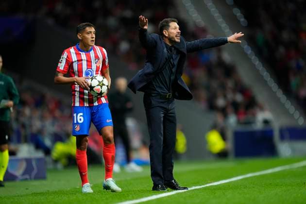Atletico de Madrid v RB Leipzig - UEFA Champions League 2024 25 League Phase MD1 Diego Pablo Cholo Simeone head coach of Atletico de Madrid gives instructions during the UEFA Champions League 2024 25 League Phase MD1 match between Atletico de Madrid and RB Leipzig at Estadio Civitas Metropolitano on September 19, 2024 in Madrid, Spain. Madrid Spain  Copyright: xJosexBretonx originalFilename:bretonhernandez-atletico240919_npxR6.jpg