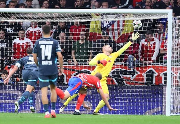 Madrid, 19.09.2024, Estadio Wanda Metropolitano, Fussball, UEFA Champions League, 1. Spieltag , Atletico Madrid vs. RB Leipzig , Im Bild: Torwart Peter Gulacsi (1, RB Leipzig) pariert einen Schuss von Alexander S¿rloth Soerloth ( 9, Atletico) , Only editorial use! Foto nur zur redaktionellen Nutzung bestimmt! , UEFA regulations prohibit any use of photographs as image sequences and or quasi-video ,