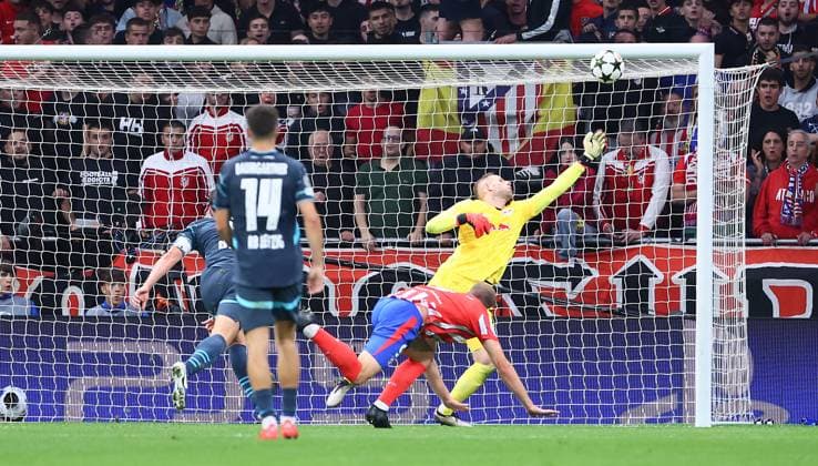 Madrid, 19.09.2024, Estadio Wanda Metropolitano, Fussball, UEFA Champions League, 1. Spieltag , Atletico Madrid vs. RB Leipzig , Im Bild: Torwart Peter Gulacsi (1, RB Leipzig) pariert einen Schuss von Alexander S¿rloth Soerloth ( 9, Atletico) , Only editorial use! Foto nur zur redaktionellen Nutzung bestimmt! , UEFA regulations prohibit any use of photographs as image sequences and or quasi-video ,
