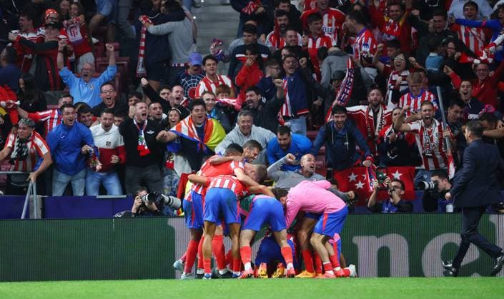 Madrid, 19.09.2024, Estadio Wanda Metropolitano, Fussball, UEFA Champions League, 1. Spieltag , Atletico Madrid vs. RB Leipzig , Tor für Madrid zum 2:1 Sieg. Im Bild: Jubeltraube um Torschütze Jose Maria Gimenez ( 2, Atletico) , Only editorial use! Foto nur zur redaktionellen Nutzung bestimmt! , UEFA regulations prohibit any use of photographs as image sequences and or quasi-video ,