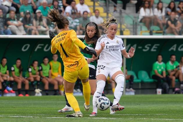 Sporting CP Vs Real Madrid CF in Alcochete, Portugal - 19 Sept 2024 Hannah Seabert of Sporting CP (L), Alicia Correia of Sporting CP (C) and Athenea del Castillo Beivide of Real Madrid CF (R) in action during the UEFA Women s Champions League Round 2 first leg match between Sporting CP and Real Madrid CF at Estadio Aurelio Pereira. Final score: Sporting CP 1: 2 Real Madrid CF. Alcochete Portugal Copyright: xBrunoxdexCarvalhox xSOPAxImagesx brunodecarvalho_sportingrealmadrid-834