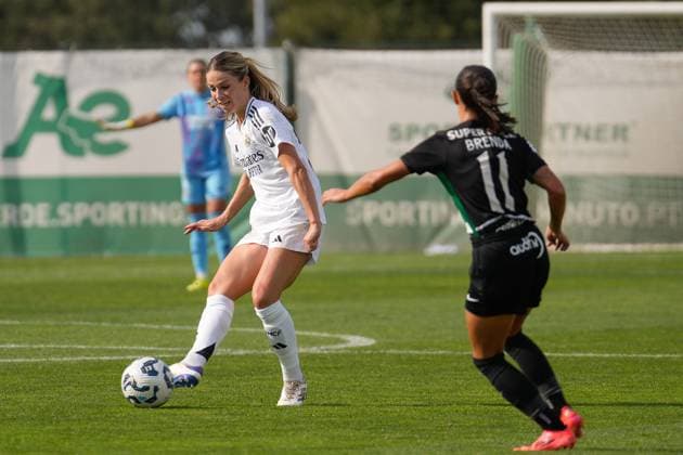 Sporting CP Vs Real Madrid CF in Alcochete, Portugal - 19 Sept 2024 Melanie Leupolz of Real Madrid CF (L) and Brenda Perez of Sporting CP (R) in action during the UEFA Women s Champions League Round 2 first leg match between Sporting CP and Real Madrid CF at Estadio Aurelio Pereira. Final score: Sporting CP 1: 2 Real Madrid CF. Alcochete Portugal Copyright: xBrunoxdexCarvalhox xSOPAxImagesx brunodecarvalho_sportingrealmadrid-991