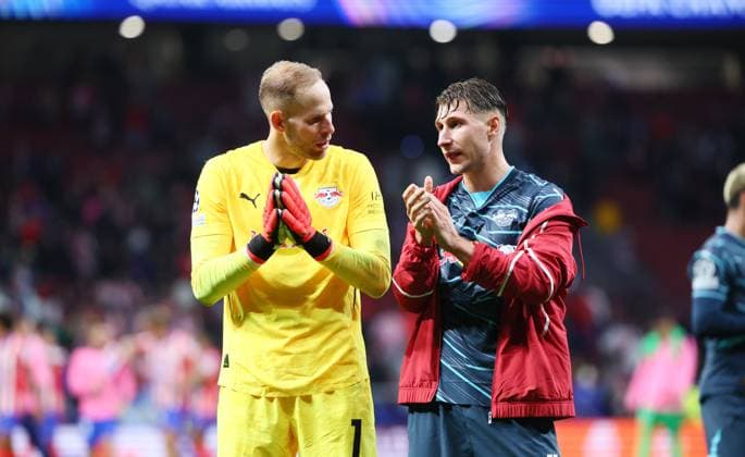 Madrid, 19.09.2024, Estadio Wanda Metropolitano, Fussball, UEFA Champions League, 1. Spieltag , Atletico Madrid vs. RB Leipzig 2:1 (1:1) , Enttäuschte leipziger Spieler nach der Niederlage. Im Bild v.l.: Torwart Peter Gulacsi (1, RB Leipzig) und Willi Orban (4, RB Leipzig) , Only editorial use! Foto nur zur redaktionellen Nutzung bestimmt! , UEFA regulations prohibit any use of photographs as image sequences and or quasi-video ,