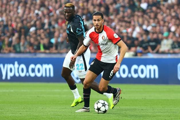 Ramiz Zerrouki 6 (Feyenoord Rotterdam) im Zweikampf, Aktion, mit Victor Boniface 22 (Bayer 04 Leverkusen) Feyenoord Rotterdam vs. Bayer 04 Leverkusen, UEFA Champions League, Fussball, 1. Spieltag, Saison 2024 2025, 19.09.2024 Foto: kolbert-press Ant Palmer Stadion Rotterdam De Kuip Niederlande