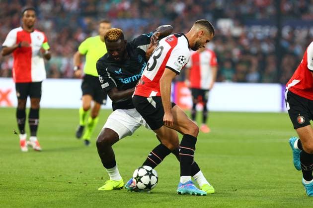 Anis Hadj Moussa 23 (Feyenoord Rotterdam) im Zweikampf, Aktion, mit Victor Boniface 22 (Bayer 04 Leverkusen) Feyenoord Rotterdam vs. Bayer 04 Leverkusen, UEFA Champions League, Fussball, 1. Spieltag, Saison 2024 2025, 19.09.2024 Foto: kolbert-press Ant Palmer Stadion Rotterdam De Kuip Niederlande