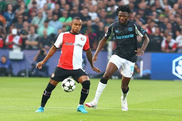 Igor Paixao 14 (Feyenoord Rotterdam) im Zweikampf, Aktion, mit Edmond Tapsoba 12 (Bayer 04 Leverkusen) Feyenoord Rotterdam vs. Bayer 04 Leverkusen, UEFA Champions League, Fussball, 1. Spieltag, Saison 2024 2025, 19.09.2024 Foto: kolbert-press Ant Palmer Stadion Rotterdam De Kuip Niederlande