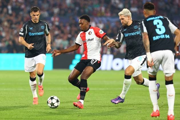 Antoni Milambo 27 (Feyenoord Rotterdam) im Zweikampf, Aktion, mit Robert Andrich 8 (Bayer 04 Leverkusen) Feyenoord Rotterdam vs. Bayer 04 Leverkusen, UEFA Champions League, Fussball, 1. Spieltag, Saison 2024 2025, 19.09.2024 Foto: kolbert-press Ant Palmer Stadion Rotterdam De Kuip Niederlande