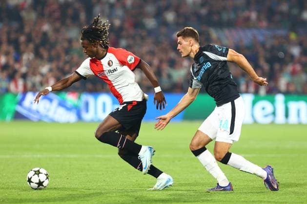 Gjivai Zechiel 24 (Feyenoord Rotterdam) im Zweikampf, Aktion, mit Patrik Schick 14 (Bayer 04 Leverkusen) Feyenoord Rotterdam vs. Bayer 04 Leverkusen, UEFA Champions League, Fussball, 1. Spieltag, Saison 2024 2025, 19.09.2024 Foto: kolbert-press Ant Palmer Stadion Rotterdam De Kuip Niederlande