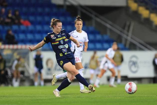St Polten, Austria, September 19th, 2024: Claudia Wenger (8 SKN St Polten) passing the ball during the UEFA womens champions league play off match St Polten vs Mura at NV Arena, St Polten Tom Seiss SPP (Tom Seiss SPP) Copyright: xTomxSeissx xSPPx spp-en-ToSeSp-20240919 UWCL SKN vs Mura-8606