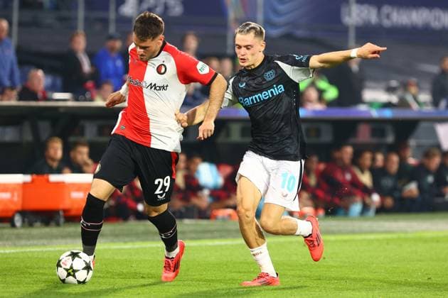 Santiago GimÃ nez 29 (Feyenoord Rotterdam) im Zweikampf, Aktion, mit Florian Wirtz 10 (Bayer 04 Leverkusen) Feyenoord Rotterdam vs. Bayer 04 Leverkusen, UEFA Champions League, Fussball, 1. Spieltag, Saison 2024 2025, 19.09.2024 Foto: kolbert-press Ant Palmer Stadion Rotterdam De Kuip Niederlande
