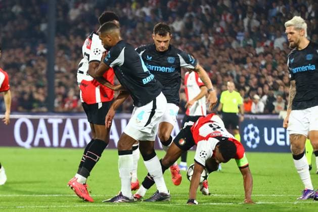 Quinten Timber 8 (Feyenoord Rotterdam) im Zweikampf, Aktion, mit Granit Xhaka 34 (Bayer 04 Leverkusen) Feyenoord Rotterdam vs. Bayer 04 Leverkusen, UEFA Champions League, Fussball, 1. Spieltag, Saison 2024 2025, 19.09.2024 Foto: kolbert-press Ant Palmer Stadion Rotterdam De Kuip Niederlande