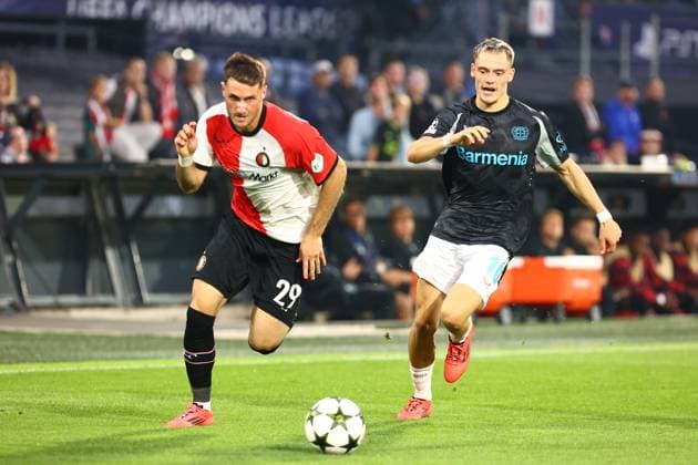 Santiago GimÃ nez 29 (Feyenoord Rotterdam) im Zweikampf, Aktion, mit Florian Wirtz 10 (Bayer 04 Leverkusen) Feyenoord Rotterdam vs. Bayer 04 Leverkusen, UEFA Champions League, Fussball, 1. Spieltag, Saison 2024 2025, 19.09.2024 Foto: kolbert-press Ant Palmer Stadion Rotterdam De Kuip Niederlande