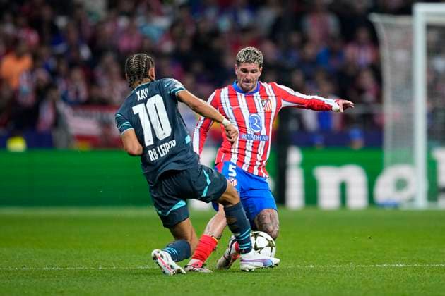 September 19, 2024, Madrid, Madrid, SPAIN: Rodrigo de Paul of Atletico de Madrid and Xavi Simons of RB Leipzig in action during the UEFA Champions League 2024 25 League Phase MD1 match between Atletico de Madrid and RB Leipzig at Estadio Civitas Metropolitano on September 19, 2024 in Madrid, Spain. Madrid SPAIN - ZUMAa181 20240919_zaa_a181_127 Copyright: xOscarxJ.xBarrosox