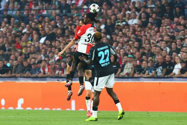Jordan Lotomba 30 (Feyenoord Rotterdam) im Zweikampf, Aktion, mit Victor Boniface 22 (Bayer 04 Leverkusen) Feyenoord Rotterdam vs. Bayer 04 Leverkusen, UEFA Champions League, Fussball, 1. Spieltag, Saison 2024 2025, 19.09.2024 Foto: kolbert-press Ant Palmer Stadion Rotterdam De Kuip Niederlande