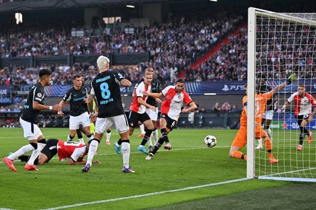 Rotterdam, De Kuip, 19.09.24, GER, Herren, UEFA Champions League, Saison 2024-2025, Feyenoord Rotterdam - Bayer 04 Leverkusen Bild: Abseitstor Ramiz ZERROUKI (Feyenoord) Only for editorial use! UEFA regulations prohibit any use of photographs as image sequences and or quasi-video. Suedholland Niederlande