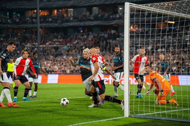 Robert Andrich (Bayer Leverkusen, 08) im Duell mit Gernot Trauner (Feyenoord Rotterdam, 18) Feyenoord Rotterdam vs. Bayer Leverkusen, Fussball, Champions League, 1. Spieltag, Saison 2024 2025, 19.09.2024 Feyenoord Rotterdam vs. Bayer Leverkusen, Fussball, Champions League, 1. Spieltag, Saison 2024 2025, 19.09.2024 Rotterdam Copyright: xEibner-Pressefoto JustinxDerondex EP_JDU