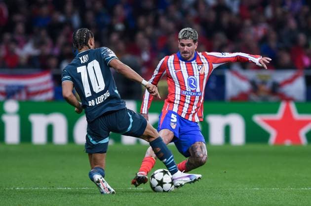(240920) -- MADRID, Sept. 20, 2024 -- Atletico Madrid s De Paul (R) vies with RB Leipzig s Xavi Simons during the UEFA Champions League match between Atletico Madrid and RB Leipzig in Madrid, Spain, on Sept. 19, 2024. (Photo by Xinhua) (SP)SPAIN-MADRID-FOOTBALL-UEFA CHAMPIONS LEAGUE-ATLETICO MADRID VS RB LEIPZIG GustavoxValiente 