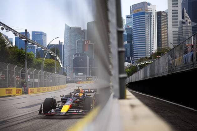 01 VERSTAPPEN Max (nld), Red Bull Racing RB20, action during the Formula 1 Singapore Grand Prix 2024, 18th round of the 2024 Formula One World Championship, WM, Weltmeisterschaft from September 20 to 22, 2024 on the Marina Bay Circuit, in Singapore, Singapore - F1 - SINGAPORE GRAND PRIX 2024 DPPI Panoramic  240920_R18_SINGAPORE_DP_FGDN5126