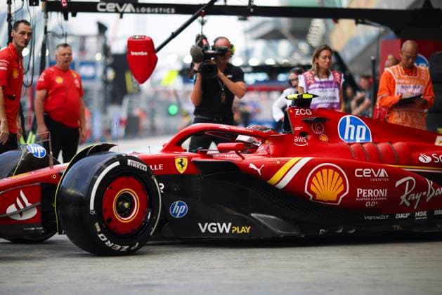 55 SAINZ Carlos (spa), Scuderia Ferrari SF-24, action during the Formula 1 Singapore Grand Prix 2024, 18th round of the 2024 Formula One World Championship, WM, Weltmeisterschaft from September 20 to 22, 2024 on the Marina Bay Circuit, in Singapore, Singapore - F1 - SINGAPORE GRAND PRIX 2024 DPPI Panoramic  240920_R18_SINGAPORE_DP_XB5_9282