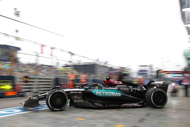 44 HAMILTON Lewis (gbr), Mercedes AMG F1 Team W15, action during the Formula 1 Singapore Grand Prix 2024, 18th round of the 2024 Formula One World Championship, WM, Weltmeisterschaft from September 20 to 22, 2024 on the Marina Bay Circuit, in Singapore, Singapore - F1 - SINGAPORE GRAND PRIX 2024 DPPI Panoramic  240920_R18_SINGAPORE_DP_XB5_9339