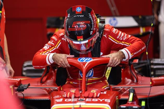 SAINZ Carlos (spa), Scuderia Ferrari SF-24, portrait during the Formula 1 Singapore Grand Prix 2024, 18th round of the 2024 Formula One World Championship, WM, Weltmeisterschaft from September 20 to 22, 2024 on the Marina Bay Circuit, in Singapore, Singapore - F1 - SINGAPORE GRAND PRIX 2024 DPPI Panoramic  240920_R18_SINGAPORE_DP_XB5_9251