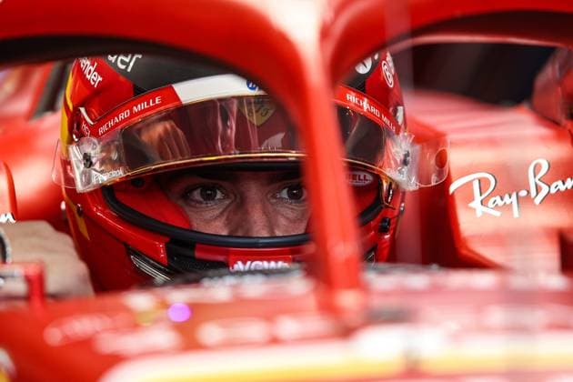 SAINZ Carlos (spa), Scuderia Ferrari SF-24, portrait during the Formula 1 Singapore Grand Prix 2024, 18th round of the 2024 Formula One World Championship, WM, Weltmeisterschaft from September 20 to 22, 2024 on the Marina Bay Circuit, in Singapore, Singapore - F1 - SINGAPORE GRAND PRIX 2024 DPPI Panoramic  240920_R18_SINGAPORE_DP_XB3_9499