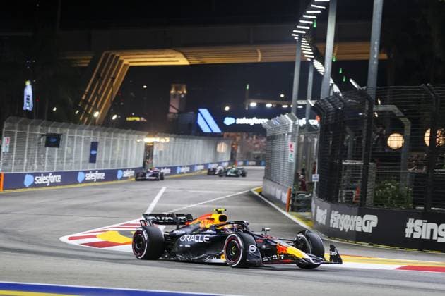 11 PEREZ Sergio (mex), Red Bull Racing RB20, action during the Formula 1 Singapore Grand Prix 2024, 18th round of the 2024 Formula One World Championship, WM, Weltmeisterschaft from September 20 to 22, 2024 on the Marina Bay Circuit, in Singapore, Singapore - F1 - SINGAPORE GRAND PRIX 2024 DPPI Panoramic  240920_R18_SINGAPORE_DP_AV6_4032
