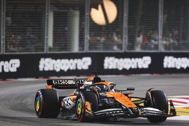 81 PIASTRI Oscar (aus), McLaren F1 Team MCL38, action during the Formula 1 Singapore Grand Prix 2024, 18th round of the 2024 Formula One World Championship, WM, Weltmeisterschaft from September 20 to 22, 2024 on the Marina Bay Circuit, in Singapore, Singapore - F1 - SINGAPORE GRAND PRIX 2024 DPPI Panoramic  240920_R18_SINGAPORE_DP_AV3_9427
